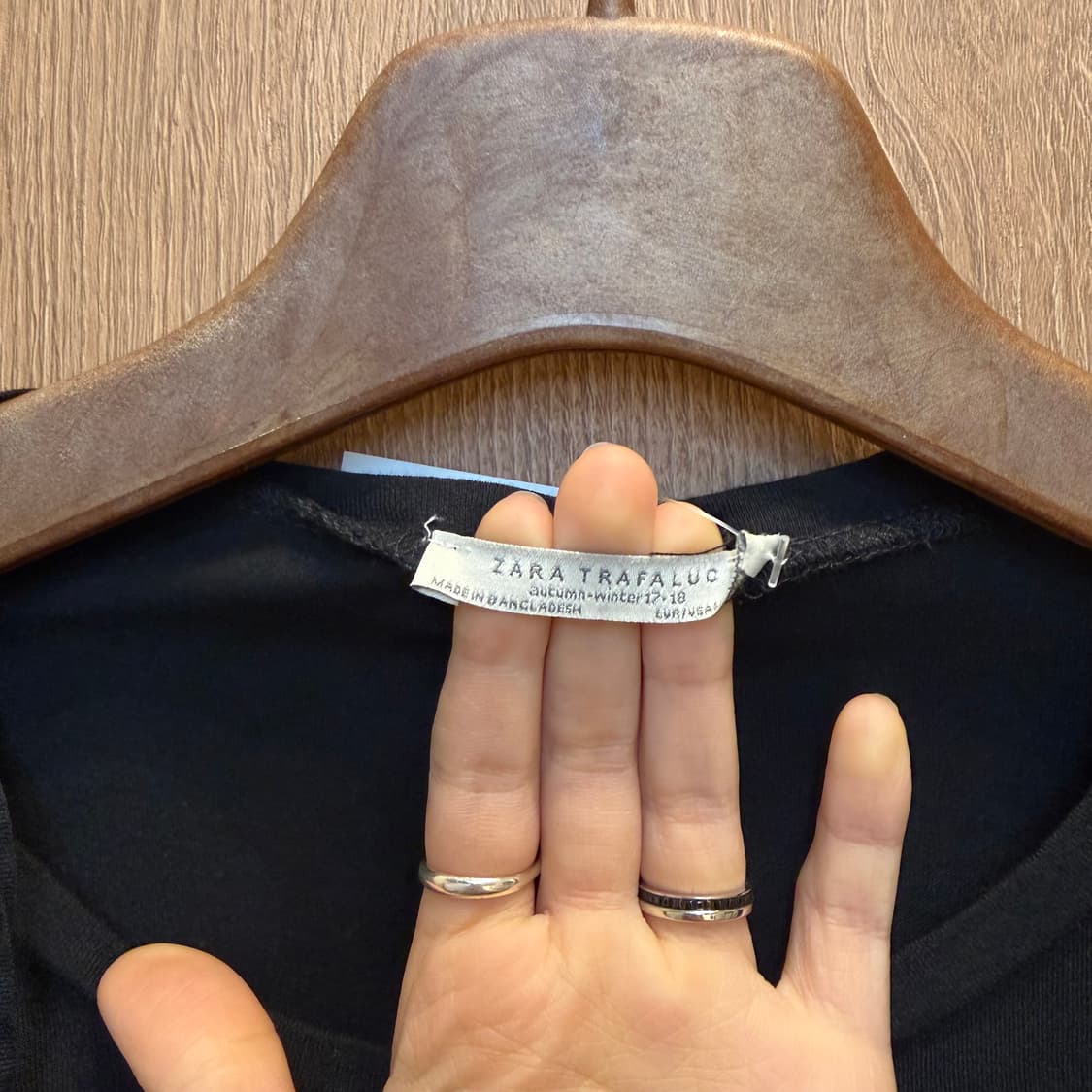 빈티지 라운드넥 반팔 티셔츠 프릴 디테일 레귤러핏 블랙 상품이미지5