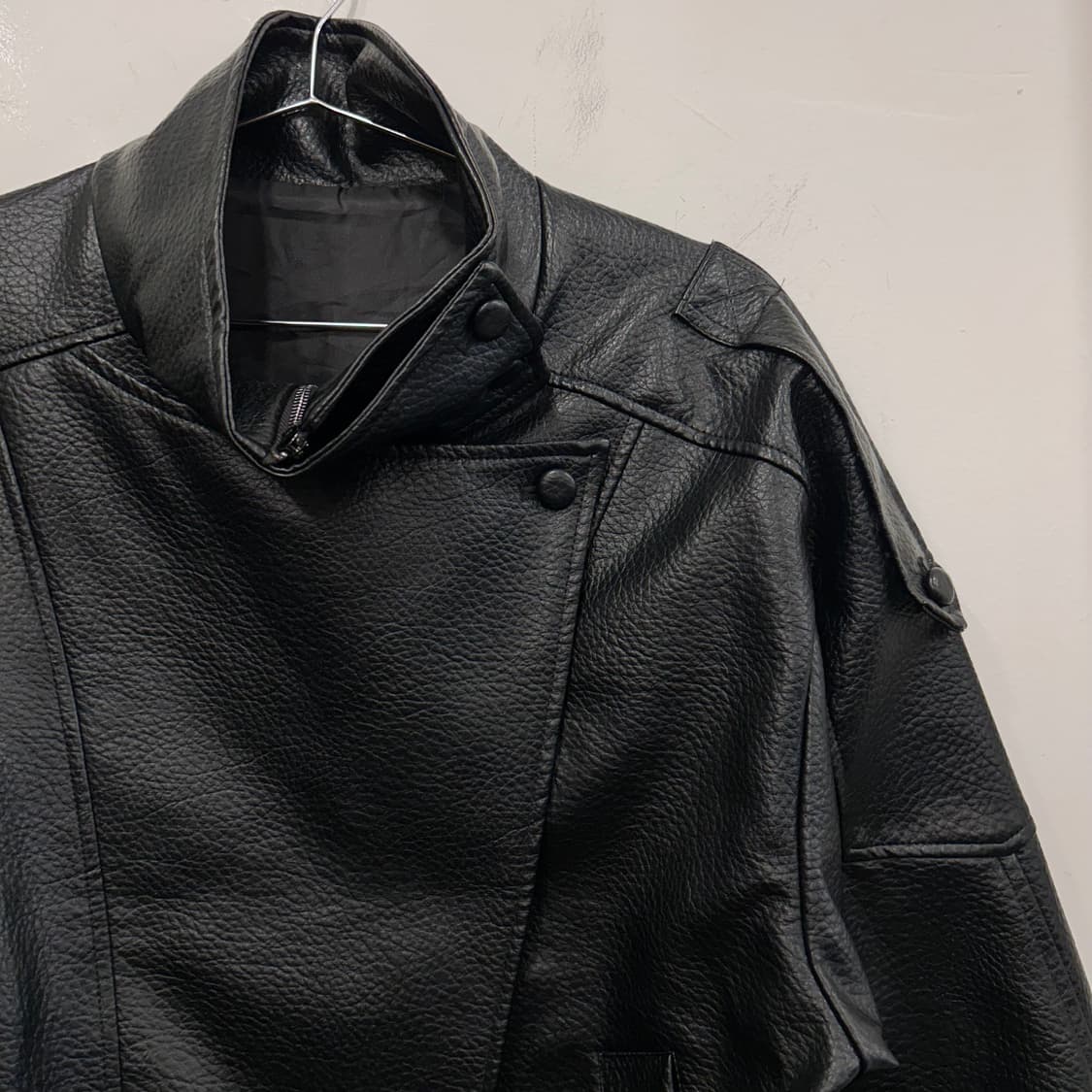 빈티지 하이넥 사선 크롭 비건 레더 봄버자켓 상품이미지1