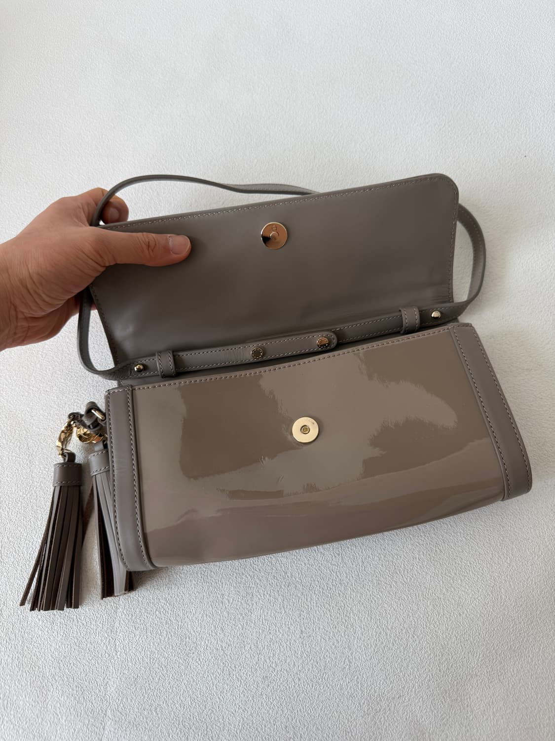 아이그너(AIGNER) 에나멜 레더 숄더백 상품이미지8