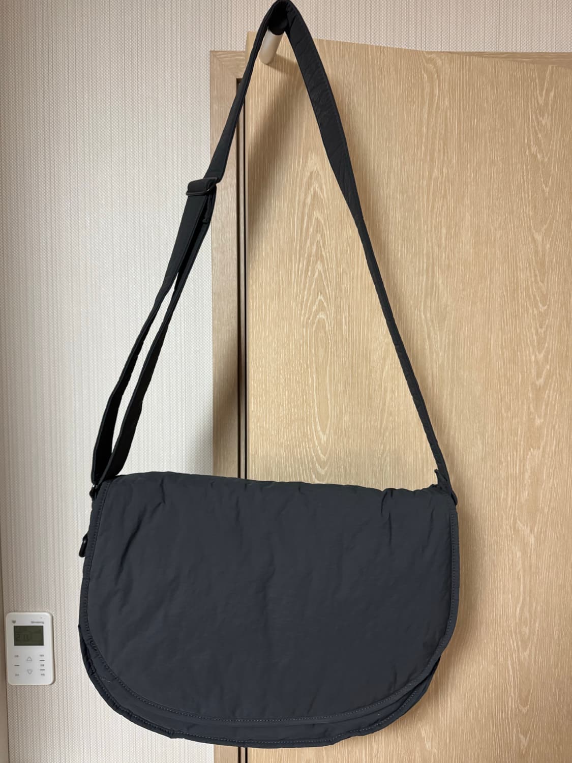 마지언타이틀 러너스백 [차콜] 상품이미지1