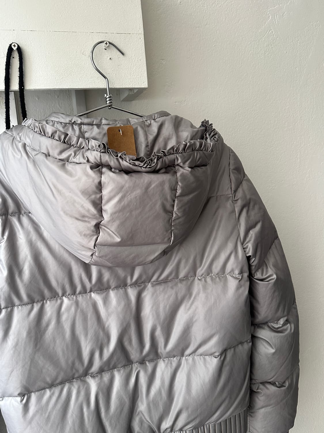 [MAX&Co.] 막스앤코 러플 디테일 실버 구스다운 패딩 상품이미지3