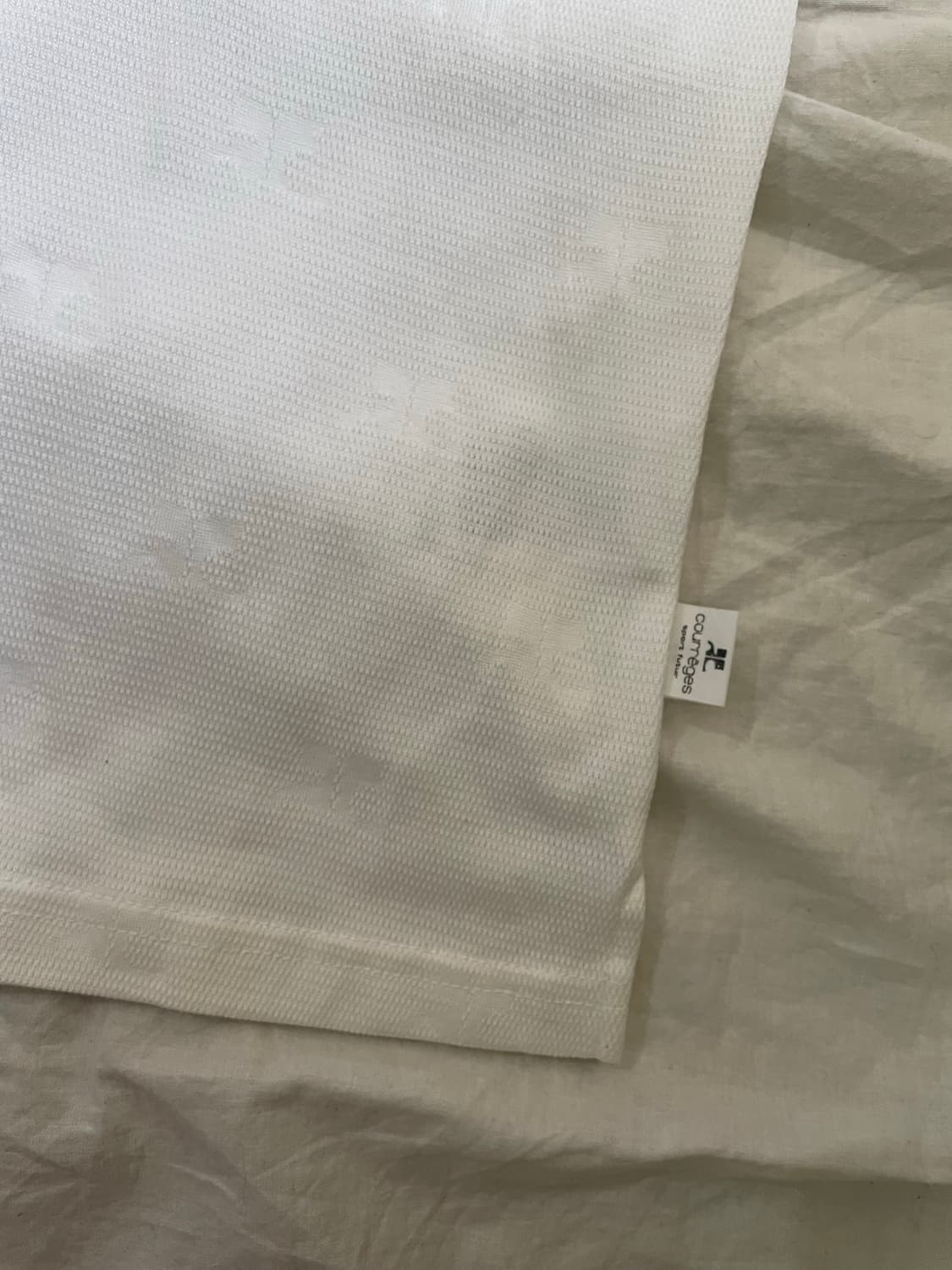 꾸레쥬 로고  화이트 카라 반팔 티  상품이미지4