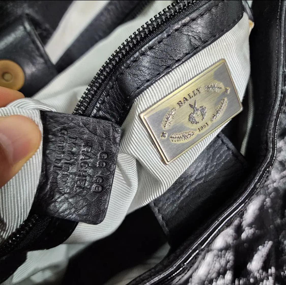 발리 페이던트 퀼팅 빅숄더백 상품이미지9