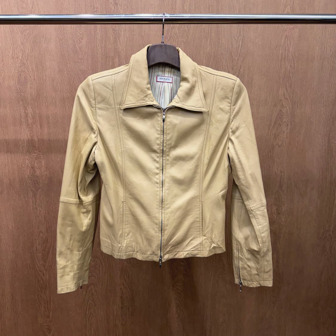 막스앤코 레더 자켓 입체 절개 소매 지퍼 디테일 슬림핏 베이지 상품이미지2