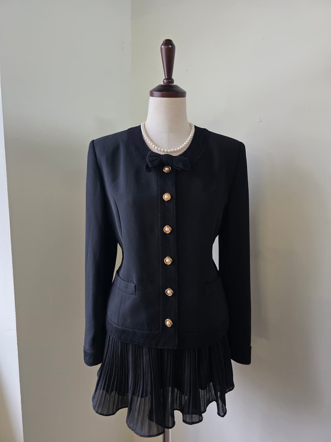 INGEBORG 잉게보르그 블랙 각인 단추 리본 포인트 자켓 상품이미지2