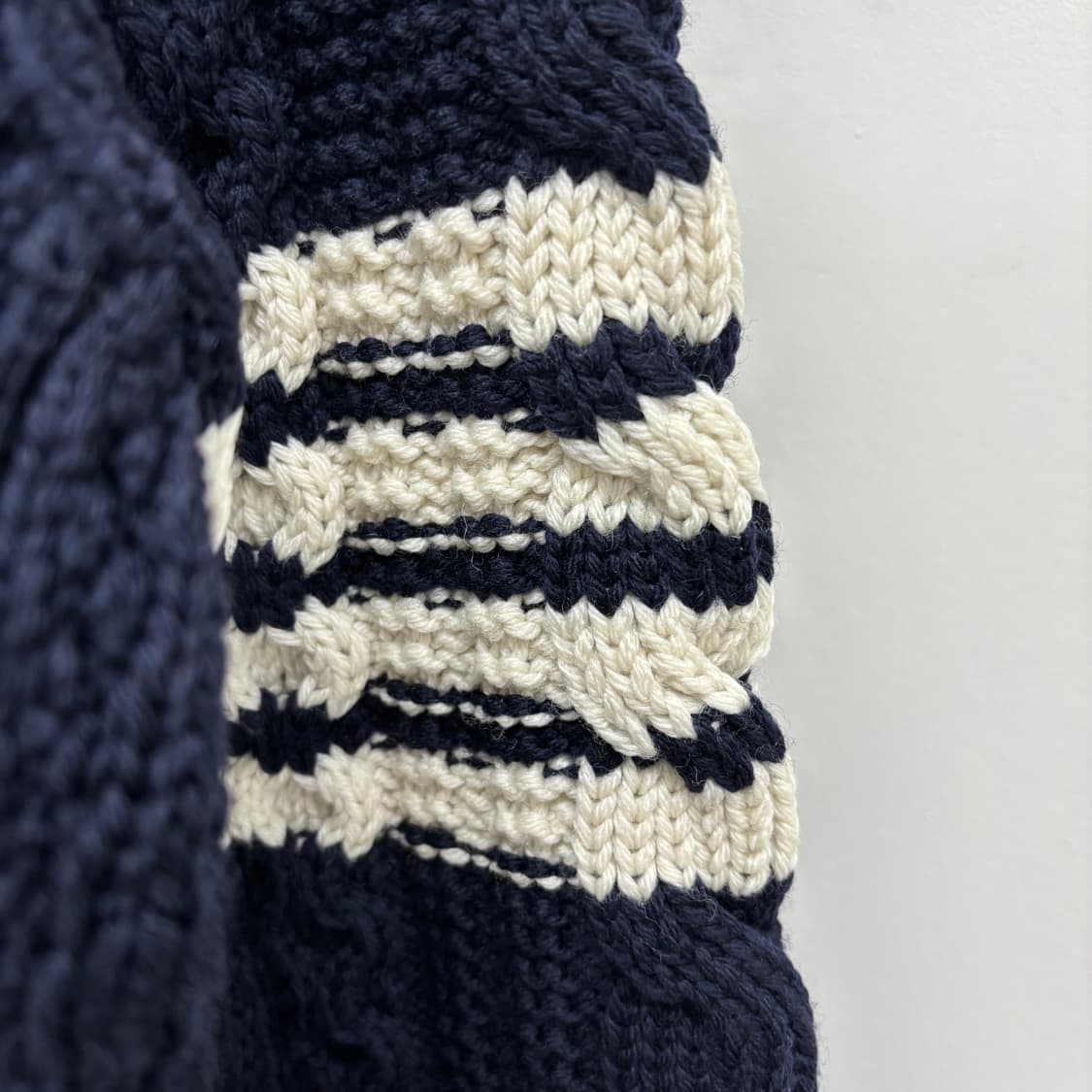 [3]톰브라운 사선완장 브이넥 니트 상품이미지2