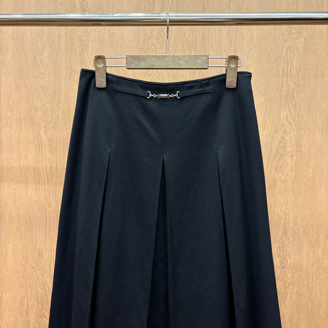 꾸레쥬 미디 스커트 박스 플리츠 미니 버클 디테일 A라인 매트 블랙 상품이미지4