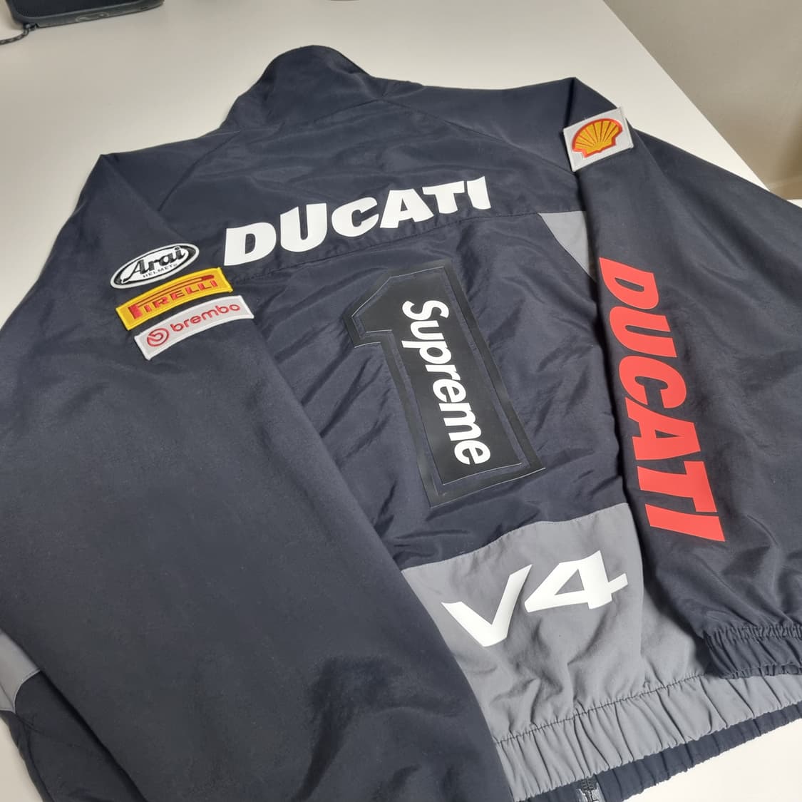 슈프림 x 두카티 트랙 자켓 블랙 - 24SS , L사이즈 판매합니다. 상품이미지3