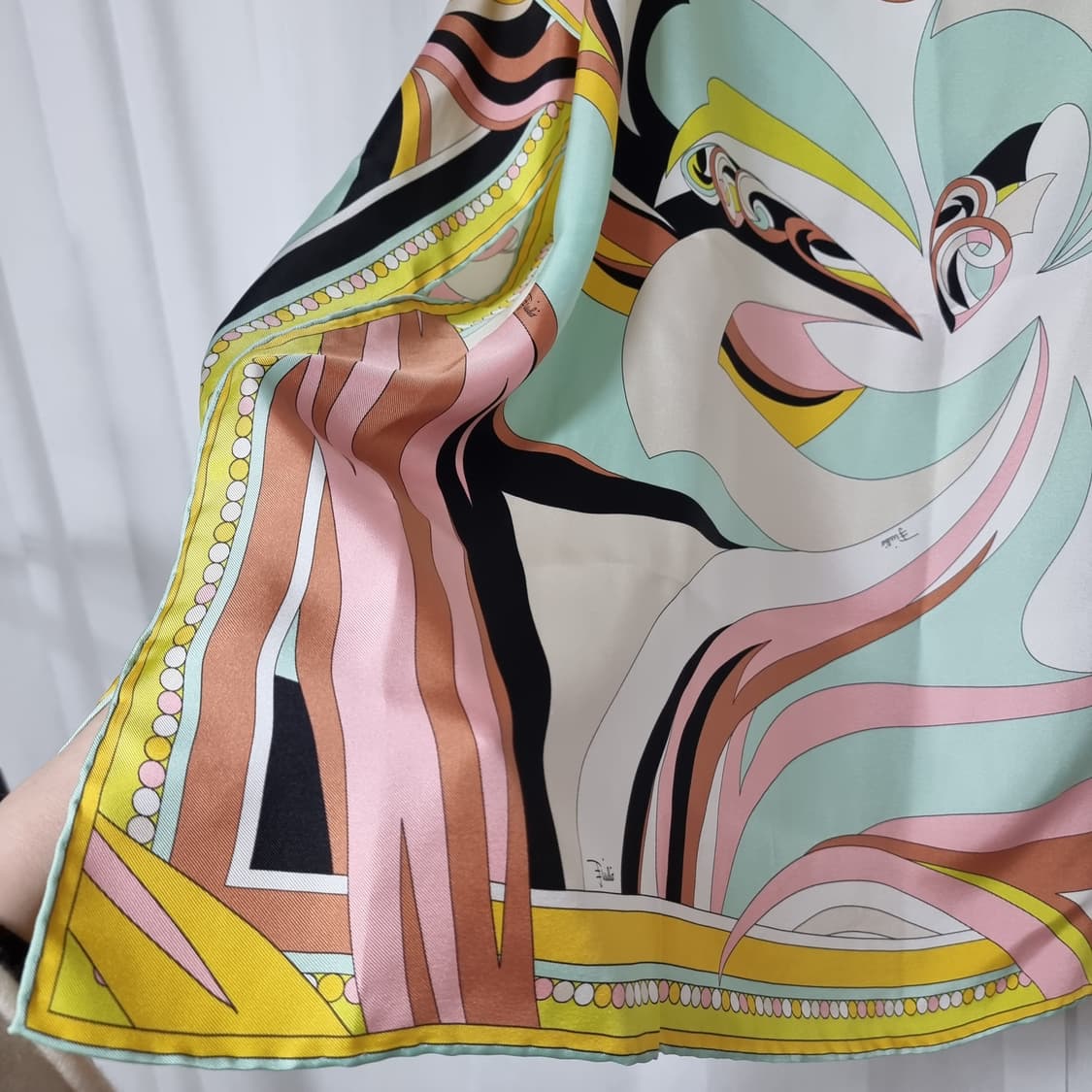 에밀리오푸치 실크100% 블라우스 (프리사이즈) 택달린 새상품 상품이미지4