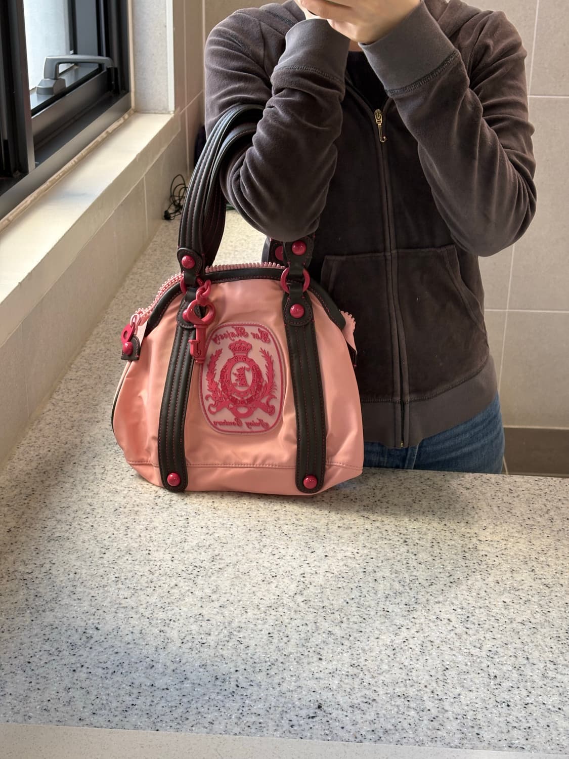 쥬시꾸뛰르 핑크 헤리티지 백(착용샷O) 상품이미지4