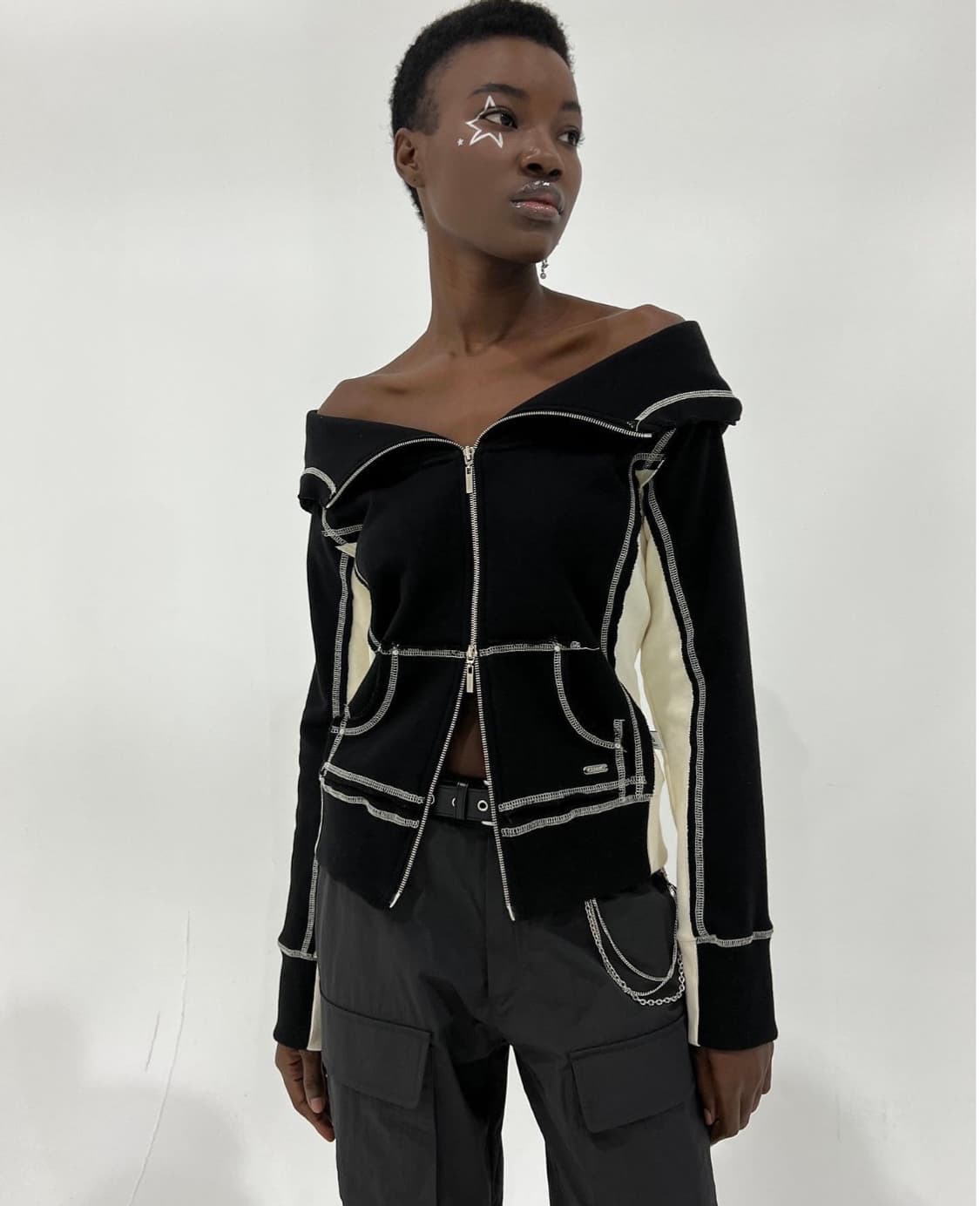 세릭 컷아웃 스티치 후드 집업 상품이미지1