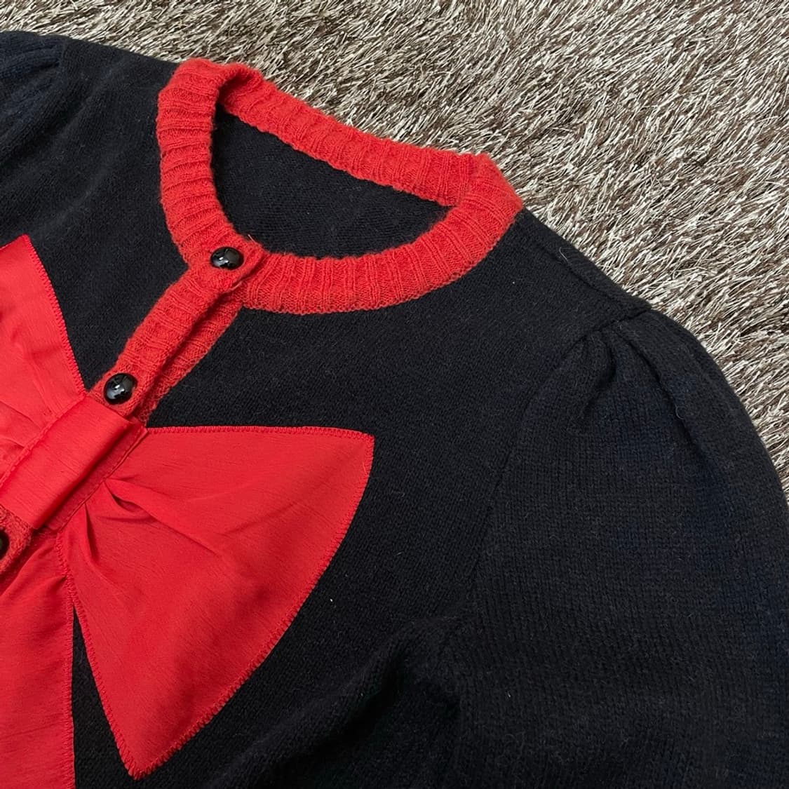 블랙 레드 배색 리본 디테일 숏 니트 가디건  상품이미지2