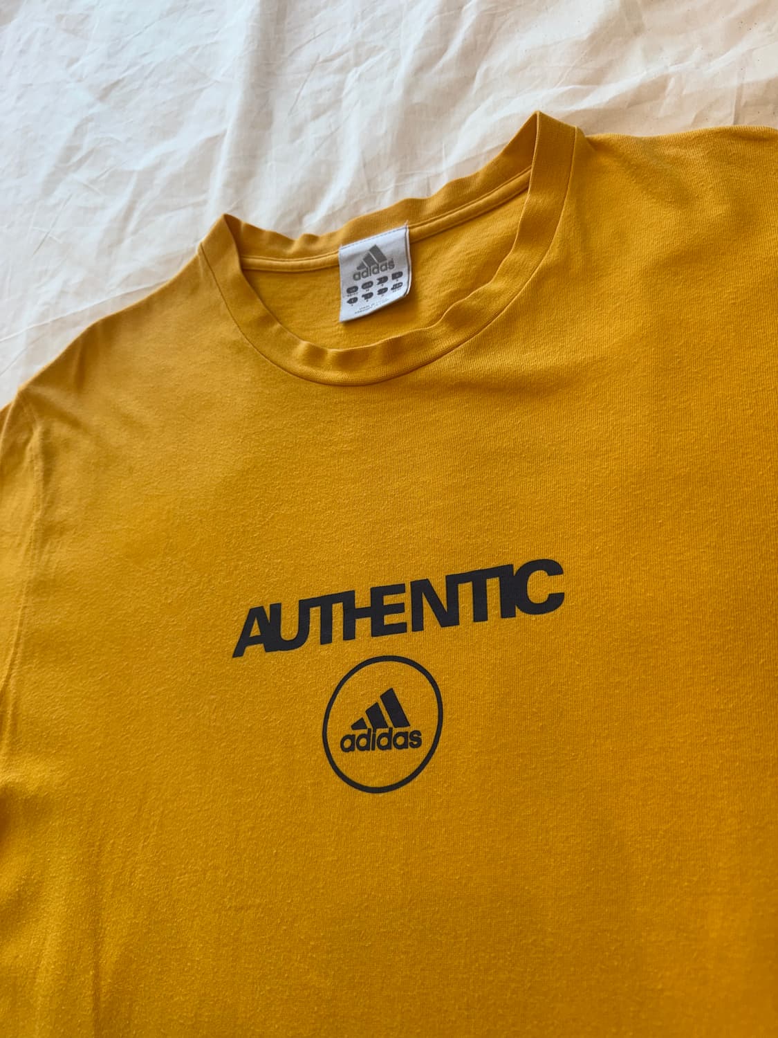 아디다스 AUTHENTIC 로고 반팔 티셔츠 상품이미지2