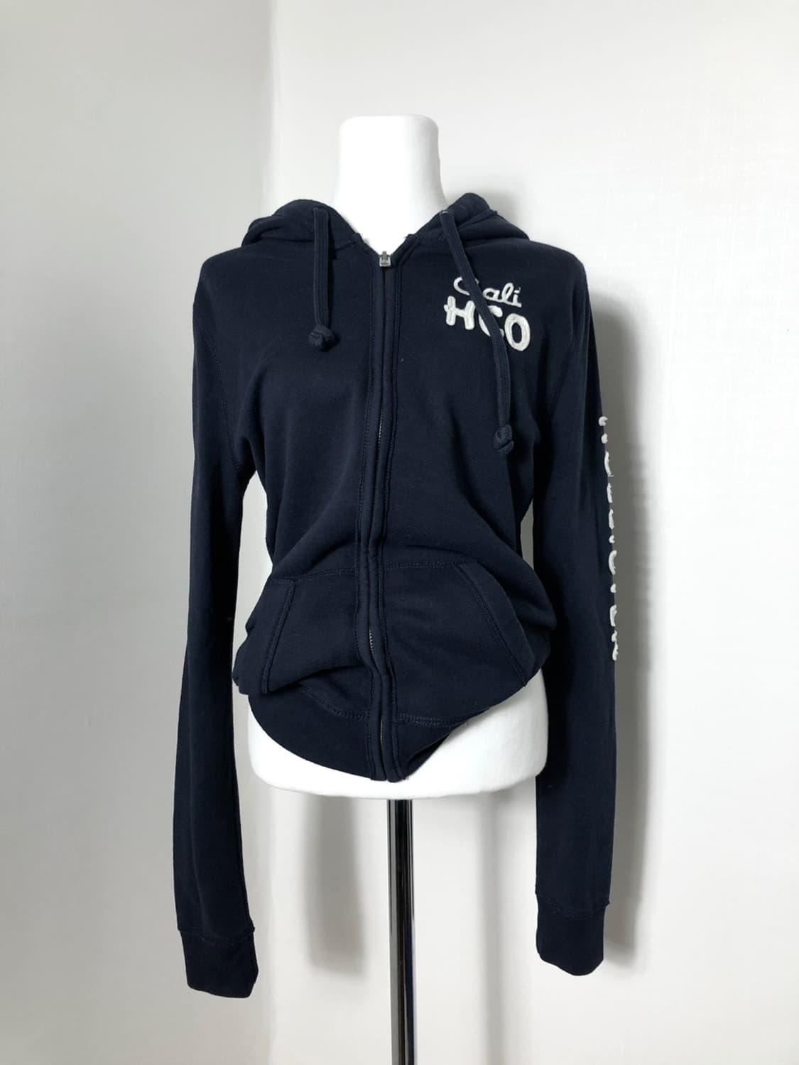 홀리스터 네이비 레터링 후디 상품이미지1