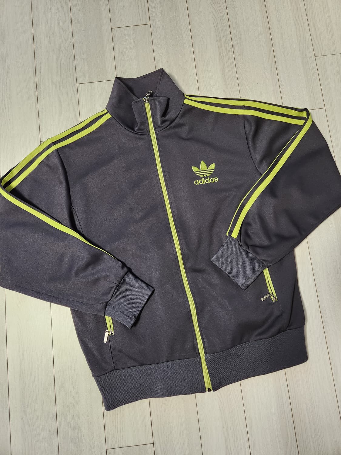 아디다스 유로파 트랙 자켓 져지 L

아디다스 트랙 자켓입니다.

- 색 상품이미지1