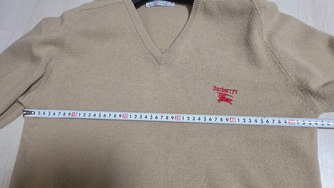 (착샷) 버버리 브이넥 니트 베이지 VNTG 상품이미지4