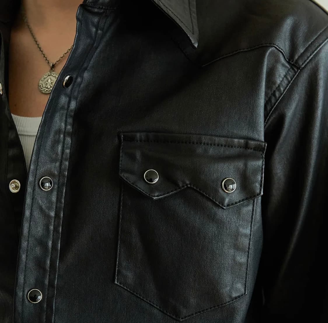 세비지 코팅 레더 셔츠 상품이미지2