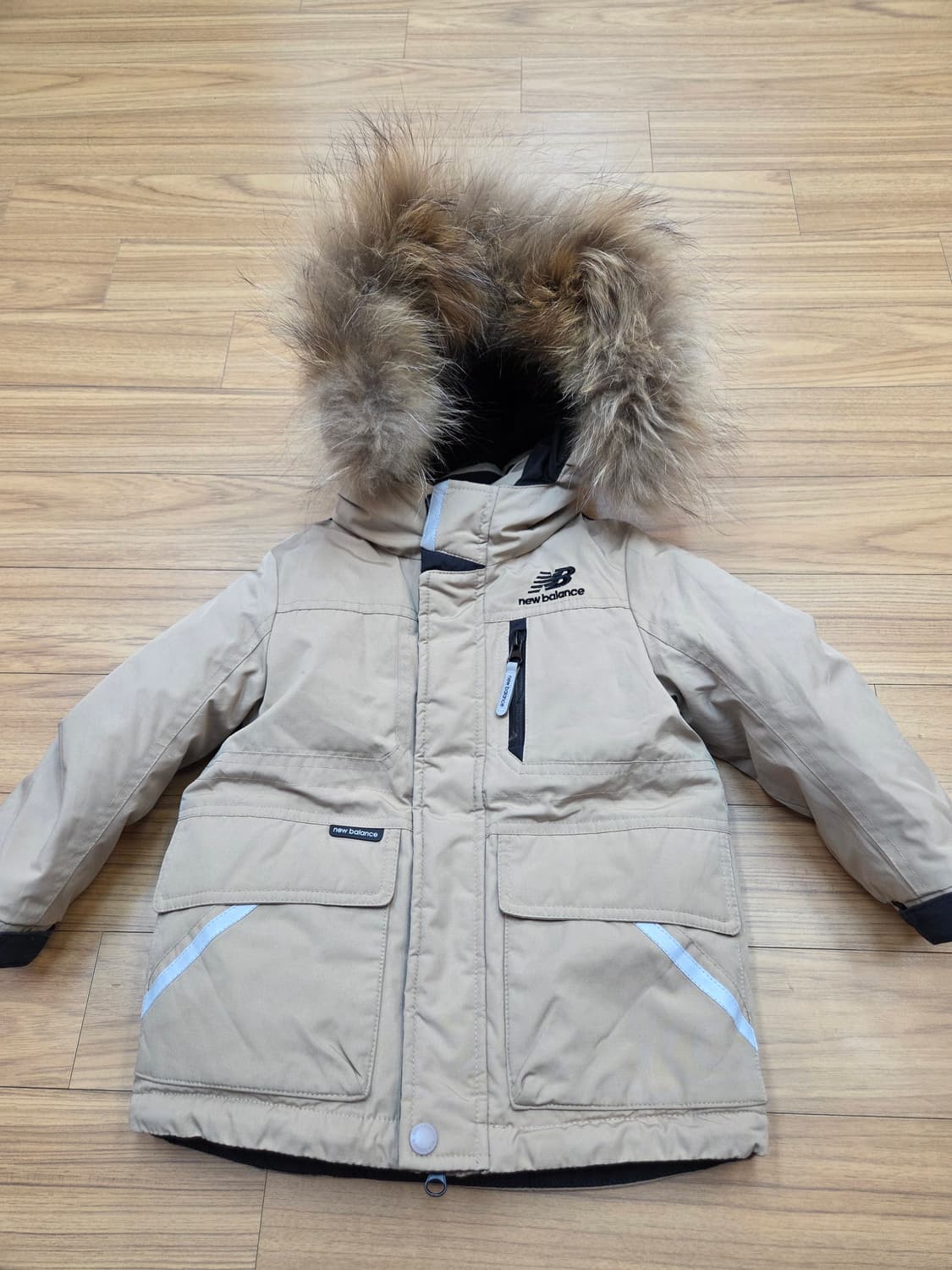 뉴발란스 키즈 남아 패딩 베이지색 100사이즈입니다. 털이 풍성한 후드가 상품이미지1