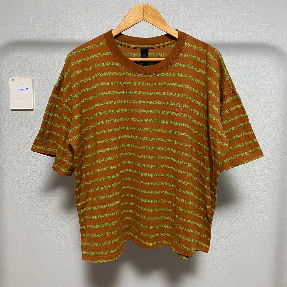 [M] 크롬하츠 매티보이 스트라이프 반팔 티셔츠 브라운 상품이미지1