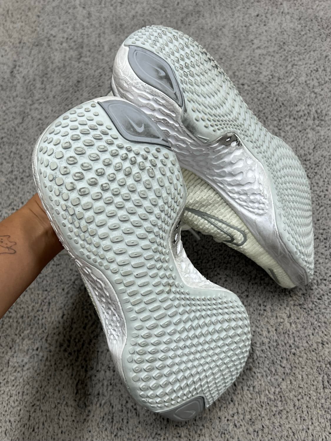 (260) 나이키 줌X 인빈시블 런 플라이니트 2 화이트 메탈릭 실버 상품이미지4