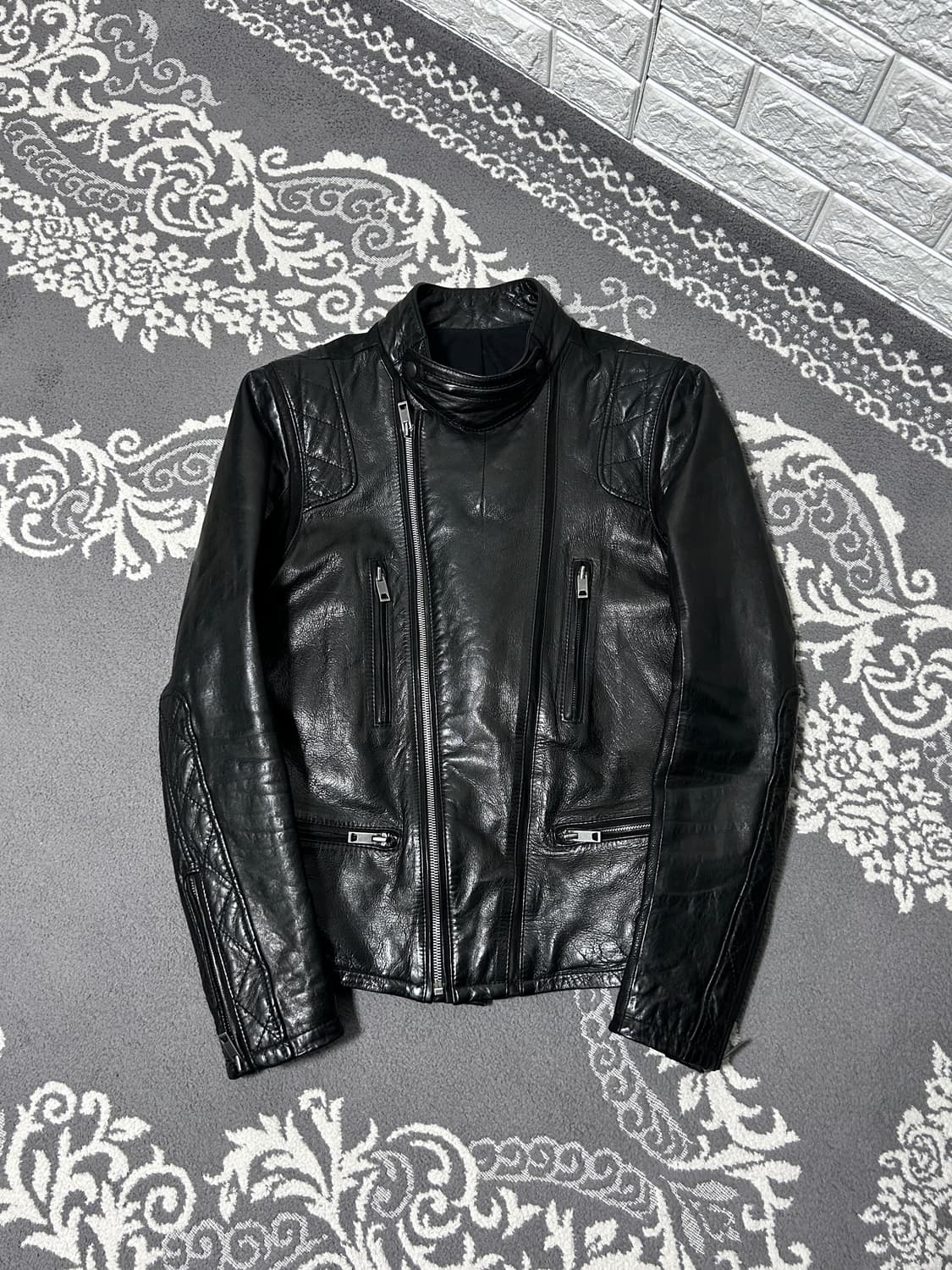 솔리드 옴므 퀼티드 판넬 레더 자켓 상품이미지3