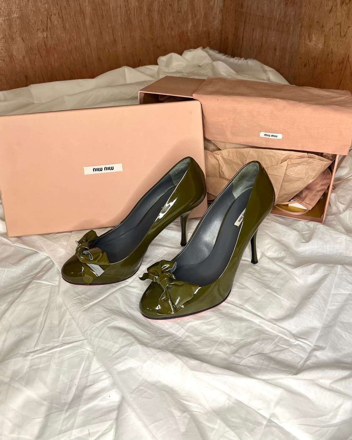 미우미우 올리브 그린 패턴트 보우 스틸레토 힐 상품이미지1
