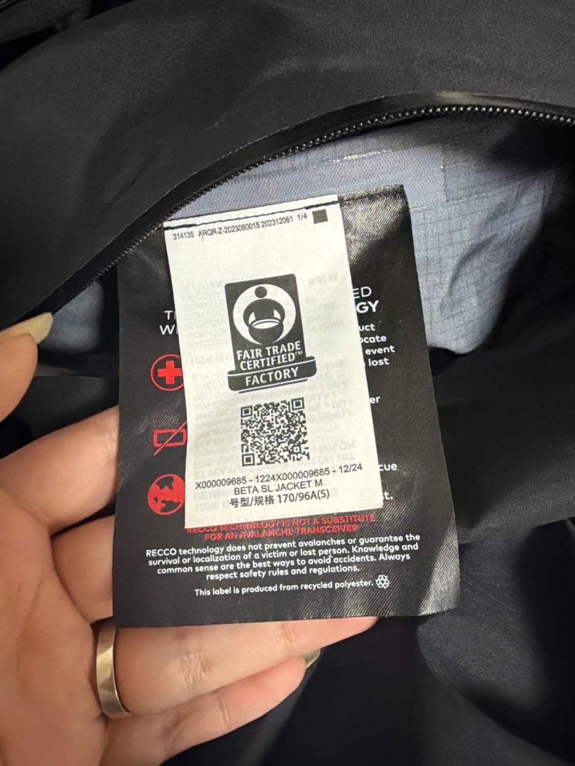 아크테릭스 베타 sl 검정색상 S사이즈 판매합니다. 등산용으로 구매했는데 상품이미지3