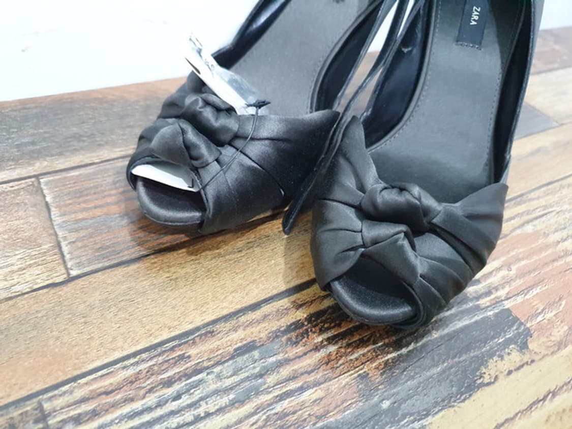 ZARA 블랙 새틴 힐 펌프스 새상품 (240MM) 상품이미지3