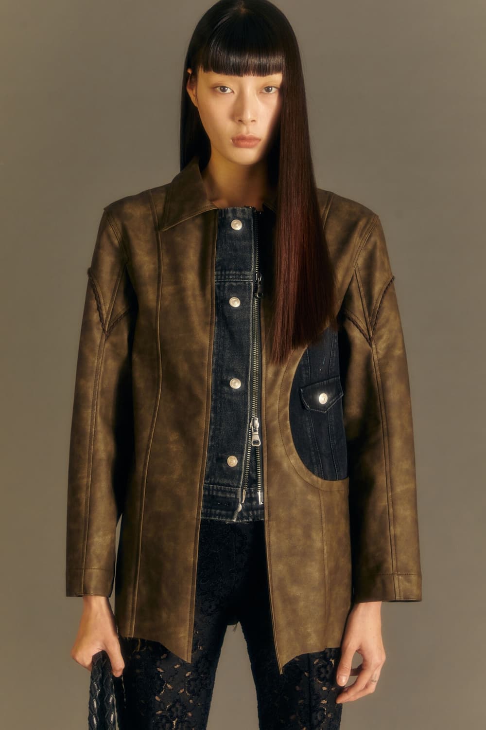 [M] 앤더슨벨 로우 컷 데님 트림 인조 가죽 자켓 (브라운) 상품이미지1