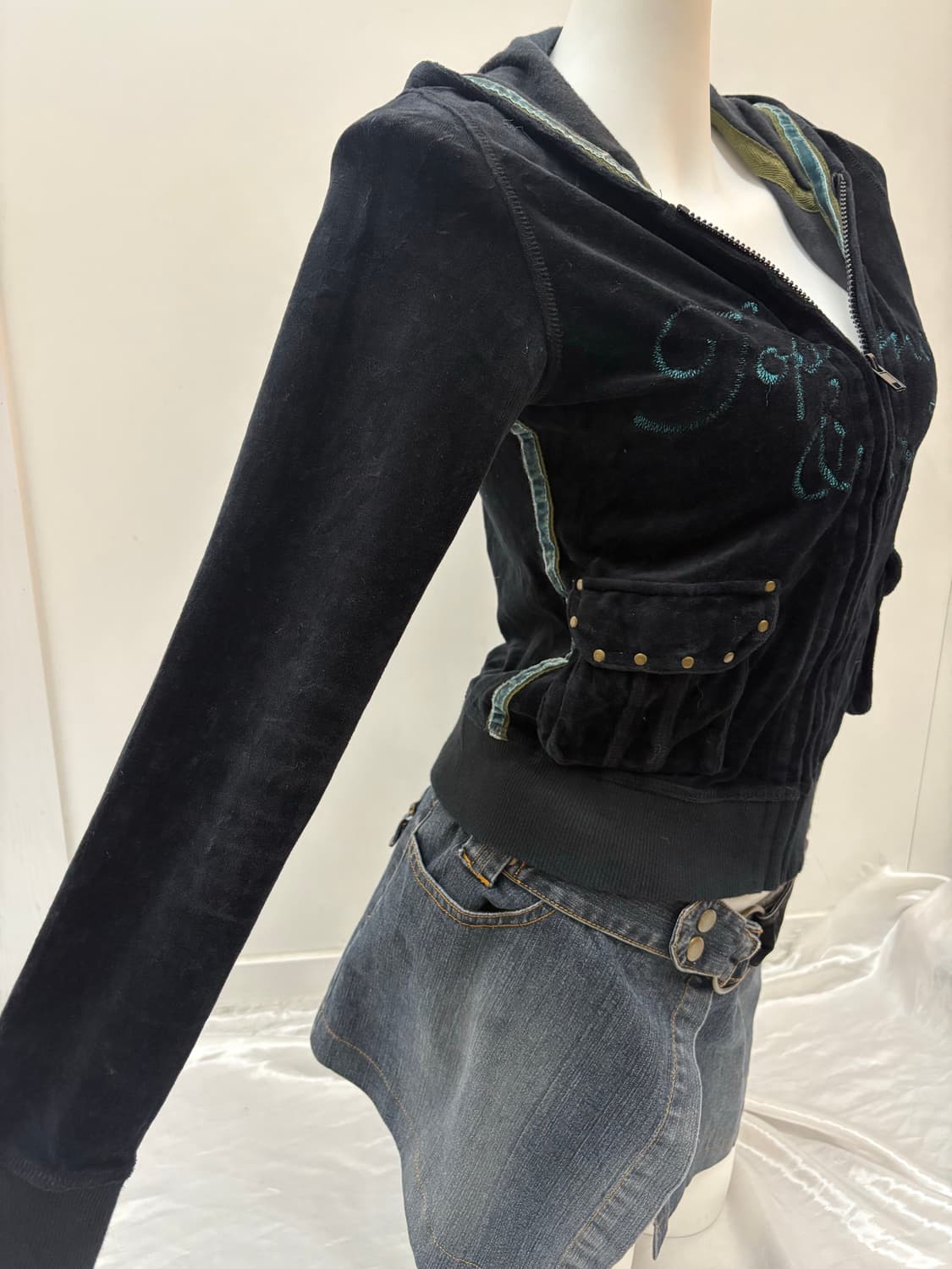 Y2K 레터링 포켓 벨벳 집업 상품이미지3