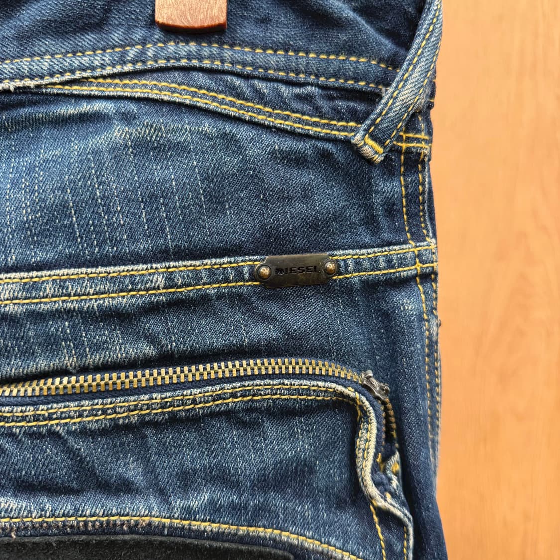 디젤 워싱 데님 팬츠 백 지퍼 포켓 블랙 로고 워치 포켓 디테일 진청 상품이미지6