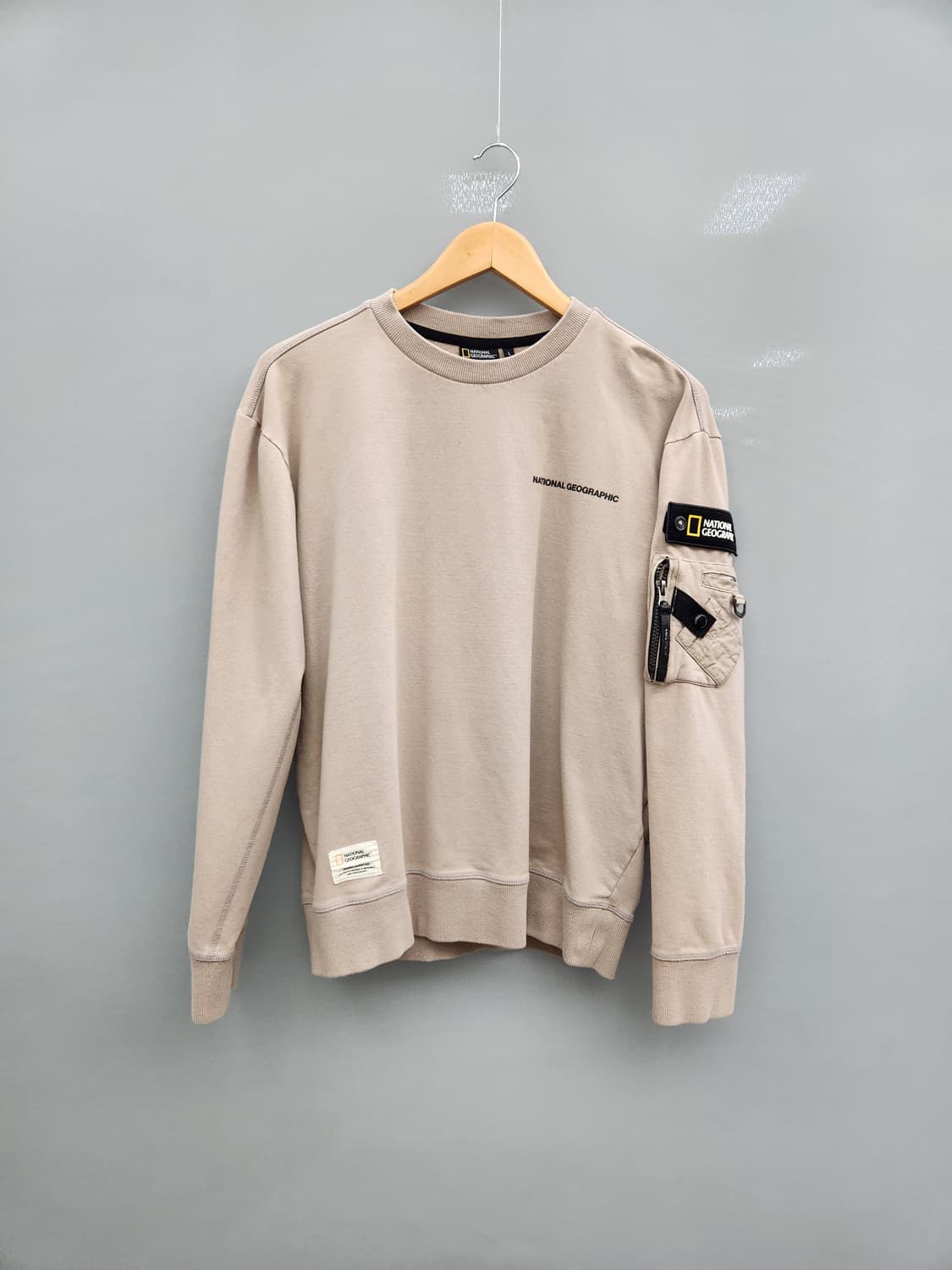 내셔널지오그래픽 베이지 ma1 스타일 맨투맨 상품이미지1