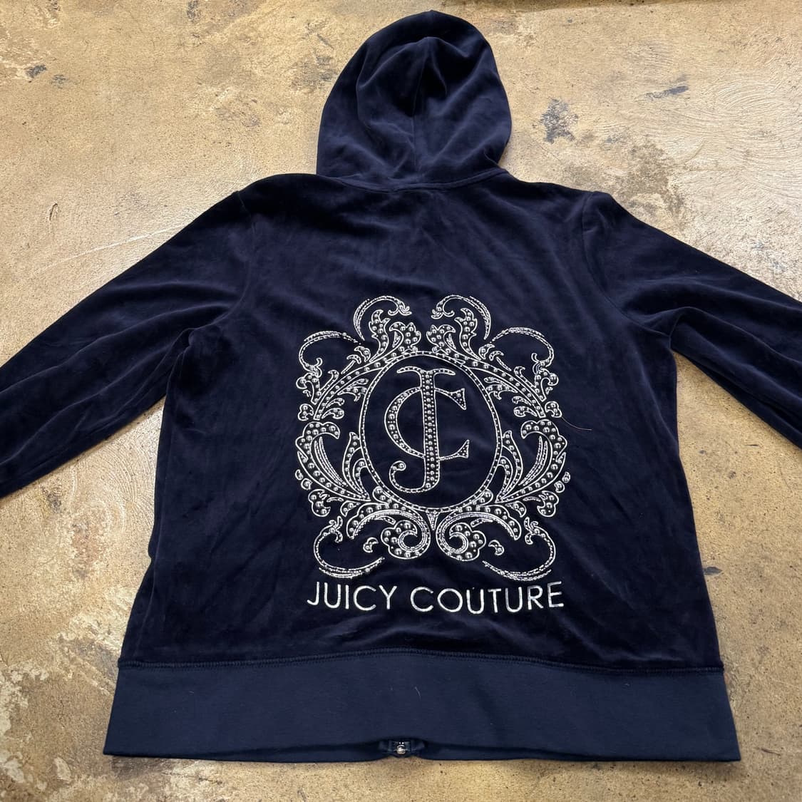 쥬시꾸뛰르 블랙 벨벳 큐빅 백로고 후드집업 상품이미지4