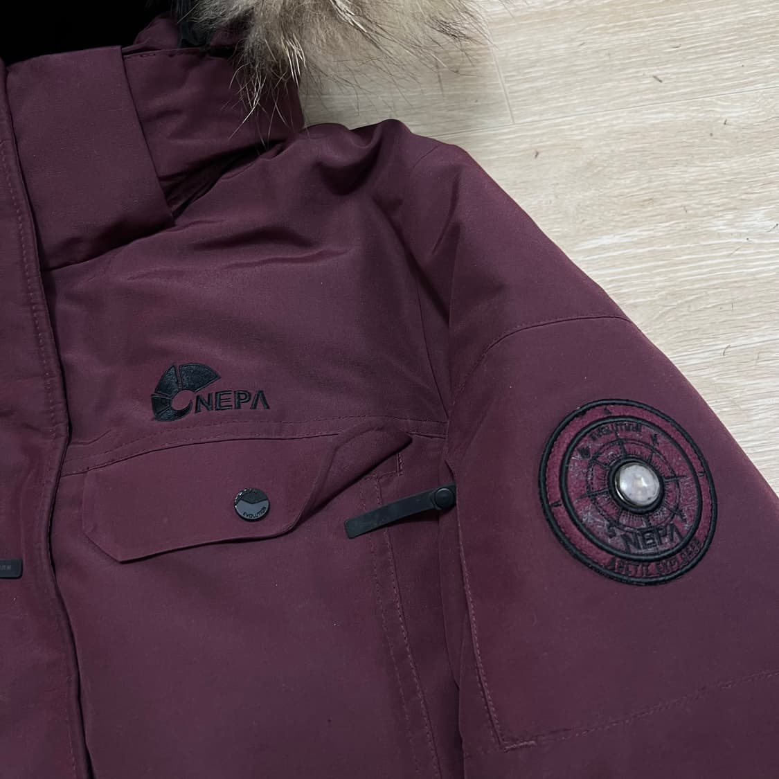 네파 구스다운 라쿤퍼 후드 와펜 미디엄 패딩 점퍼 [버건디] L/100 상품이미지4