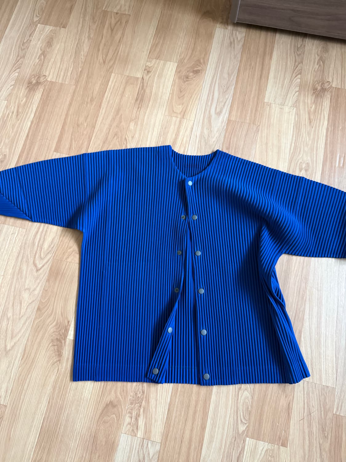 이세미야케 옴므플리세 라운드넥 가디건 (3 사이즈, 블루) 상품이미지1