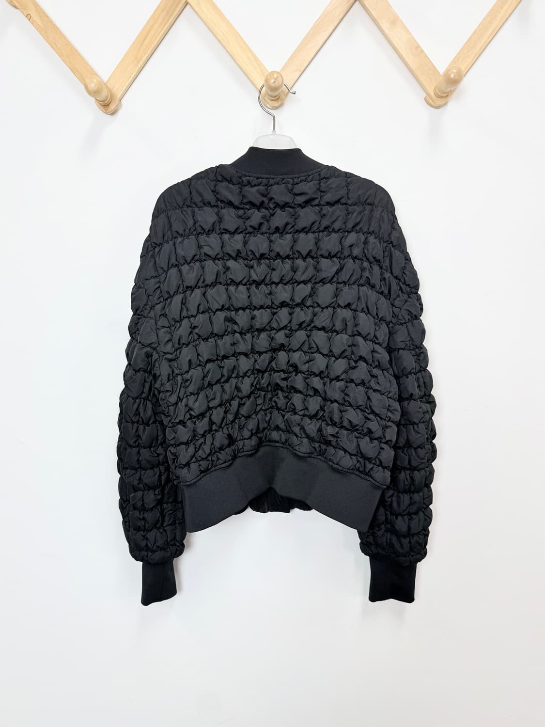 코스 COS 블랙 퀼티드 봄버 자켓  상품이미지5