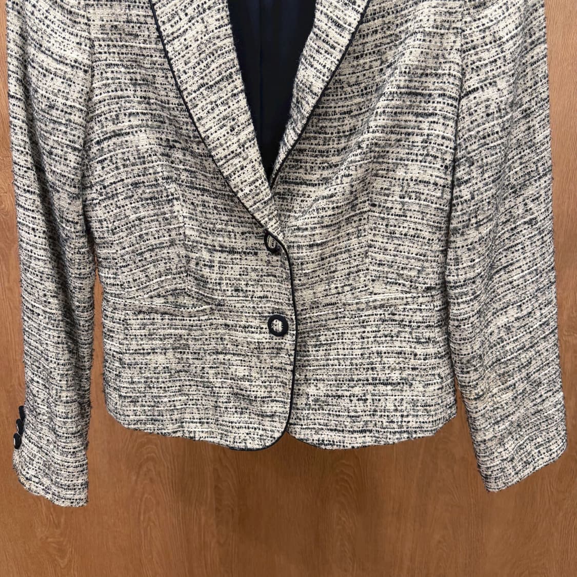 막스마라 트위드 자켓 블랙 파이핑 라인 싱글 버튼 디테일 슬림핏 아이보리 상품이미지5