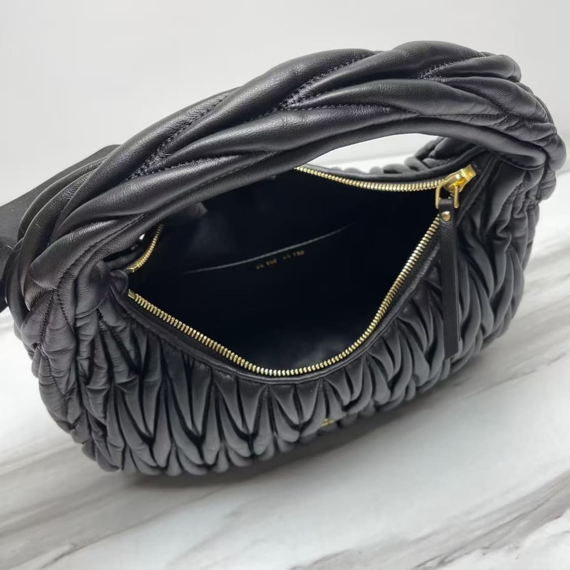 미우 미우 완더 마테라쎄 나파 레더 호보백 블랙 상품이미지6