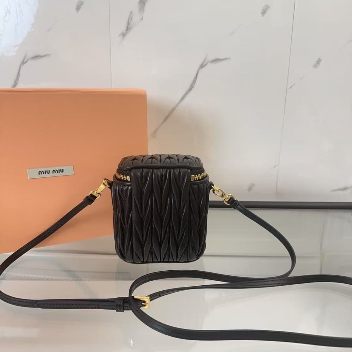 미우 미우 마테라쎄 나파 레더 미니 파우치 블랙 상품이미지4