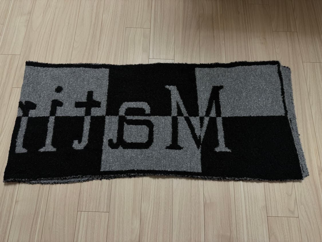 마뗑킴 로고 체크보드 머플러 인 그레이 상품이미지3