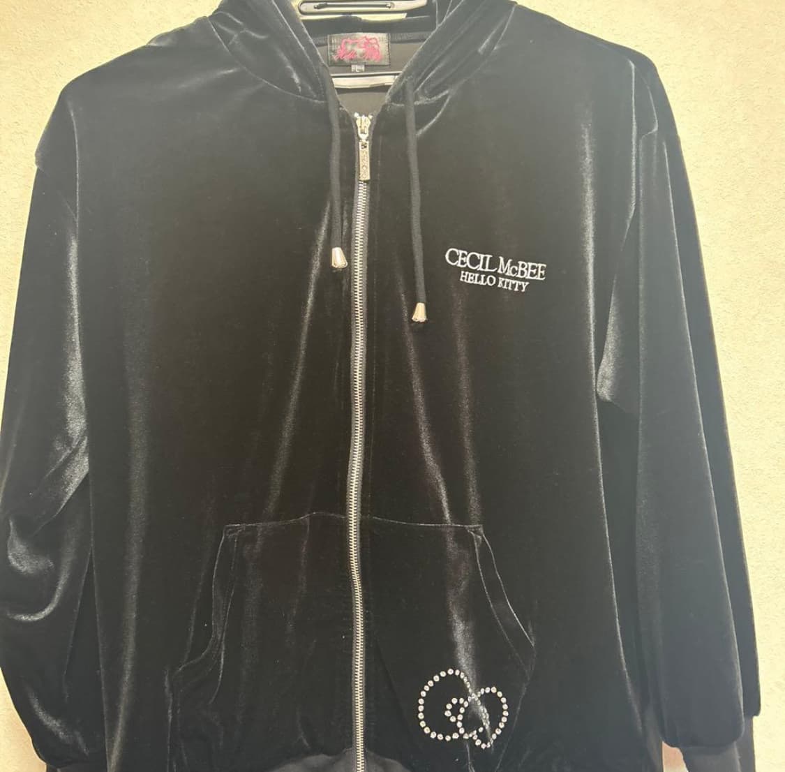 세실맥비 헬로키티 벨벳 셋업 블랙 L사이즈 상품이미지3