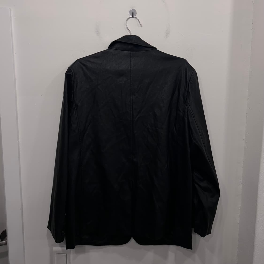 09우먼 쓰리버튼 오버핏 비건레더 블레이져 상품이미지5