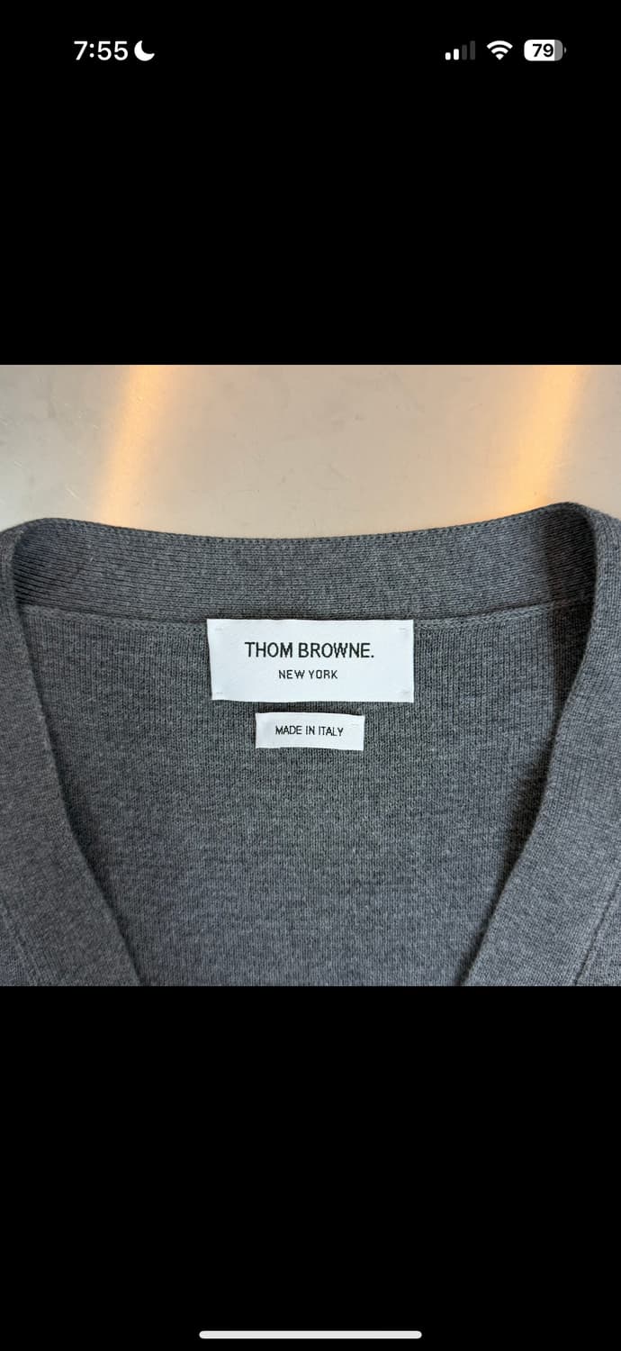 [리오브전포점] 톰브라운 밀라노스티치 사선 완장 자수 가디건 상품이미지4