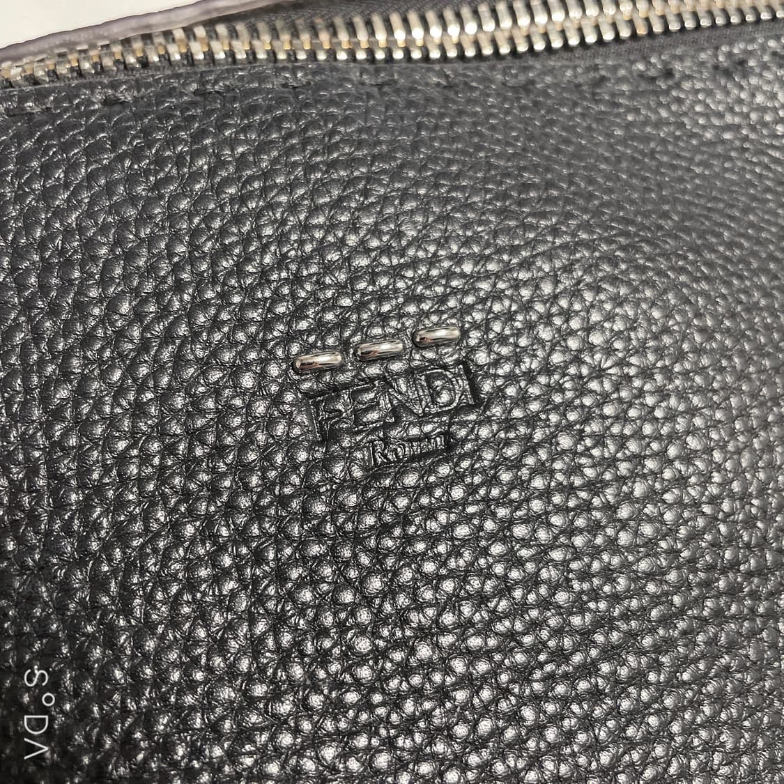 펜디 블랙 가죽 토트백 상품이미지2