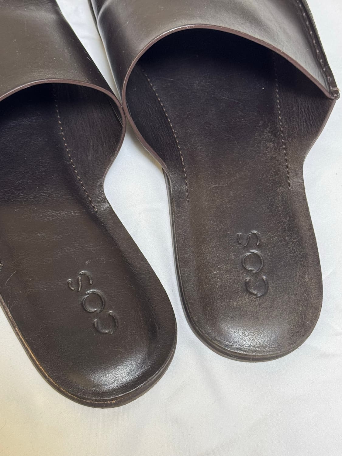 코스 leather slide 다크브라운 44 상품이미지3