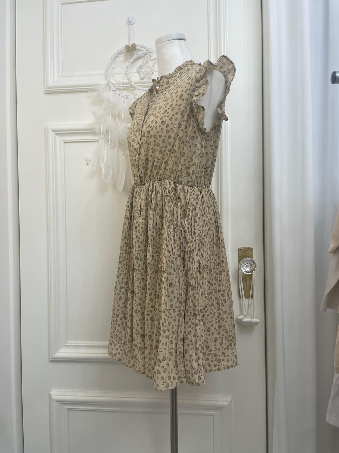 beige heart leopard pleats ruffle opc 상품이미지2