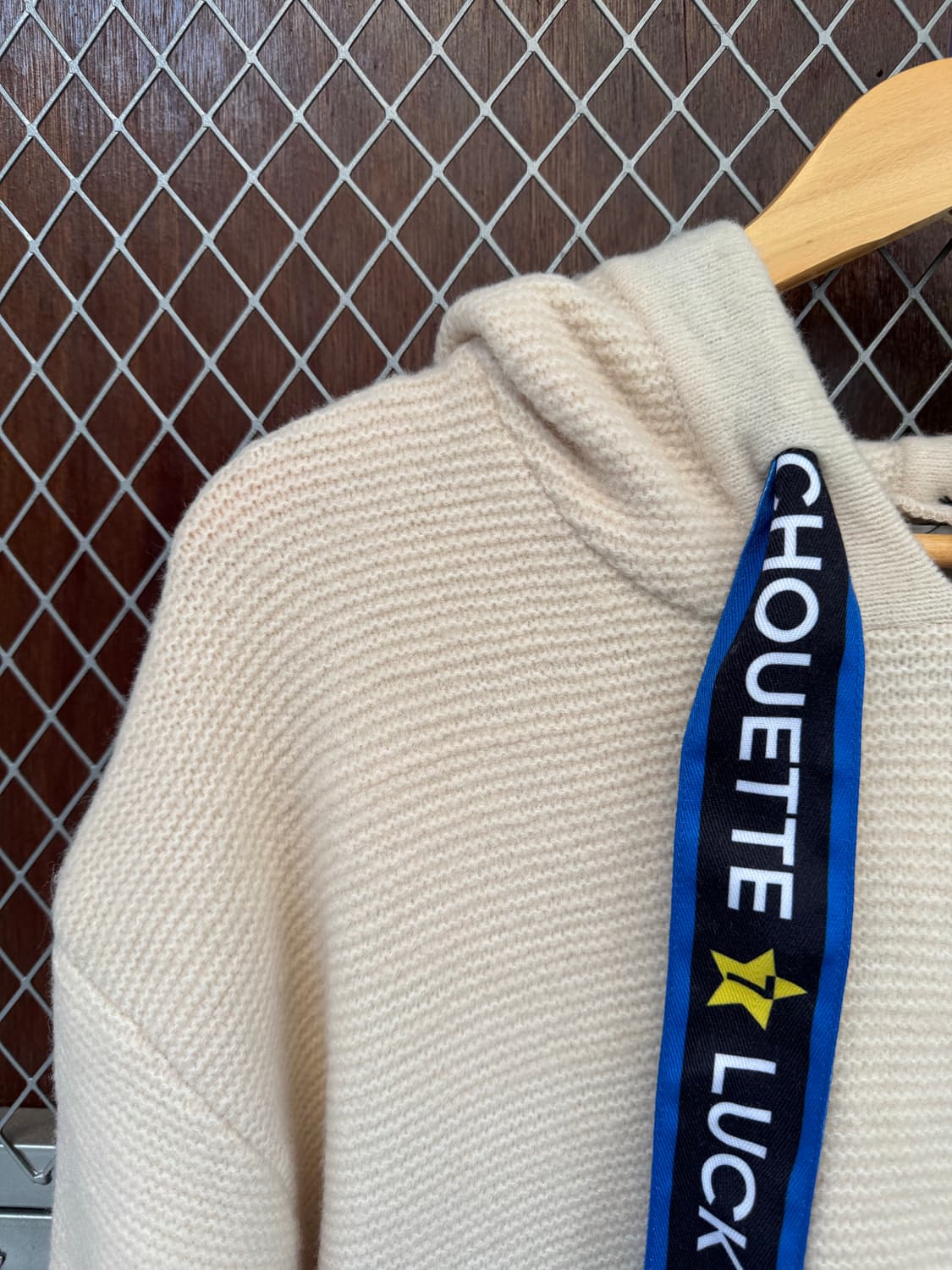 럭키슈에뜨 크림 포켓 포인트 끈 로고 후드 울 니트 F 상품이미지2