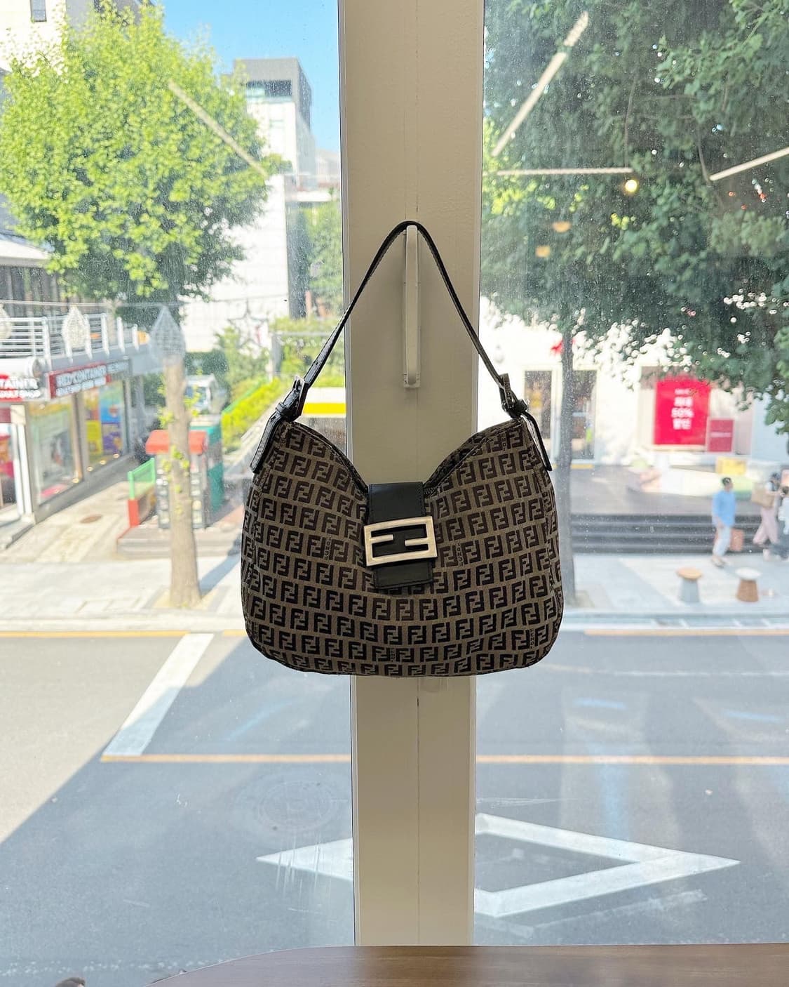 펜디 베이지 주카패턴 빅 숄더백  상품이미지1