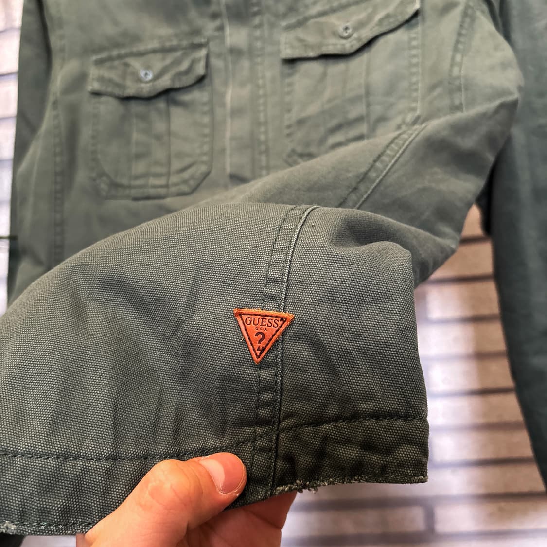 게스 패디드 워크셔츠 집업자켓 투포켓 퀼팅안감 디테일 올리브 상품이미지6
