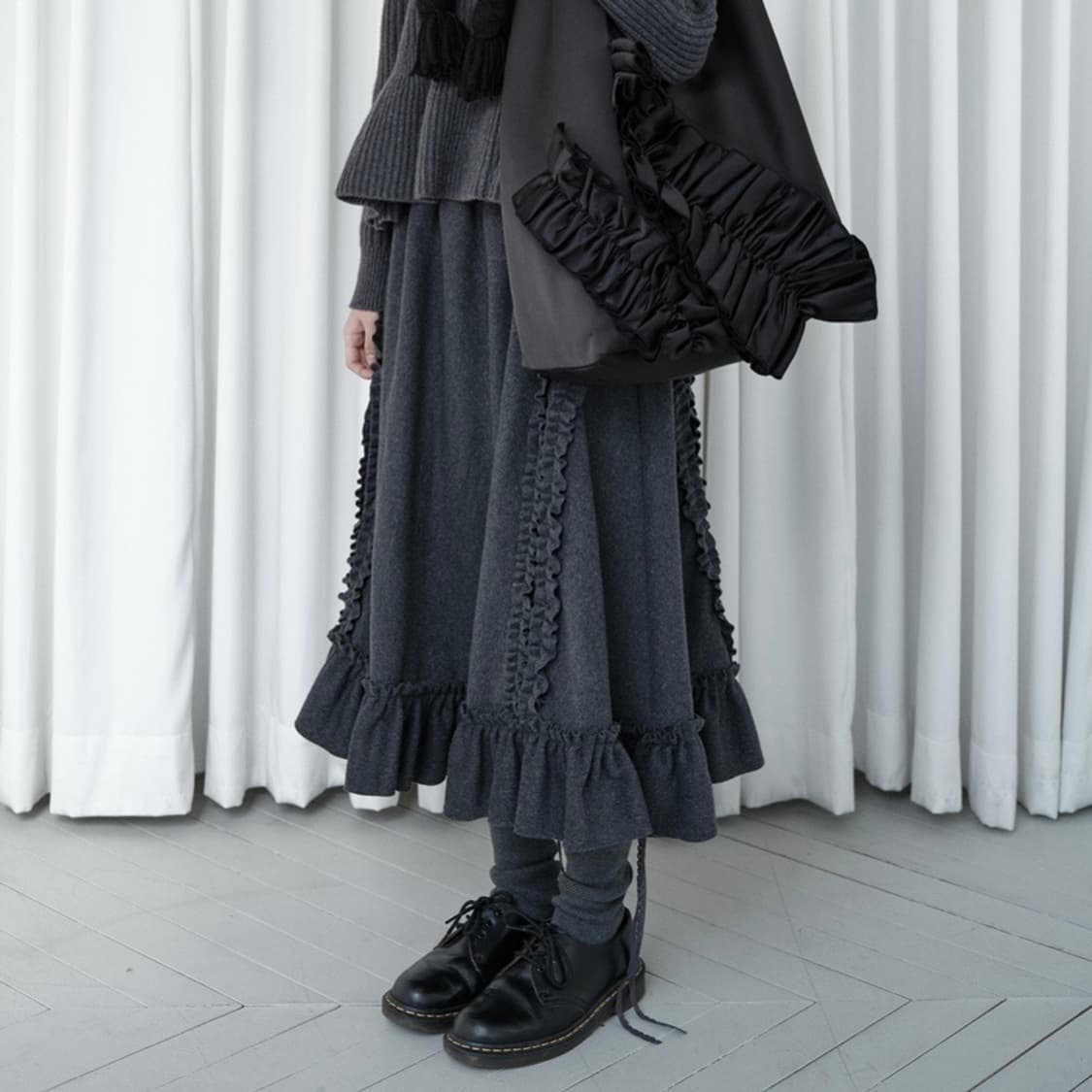 생긴스튜디오 러플 울 스커트 블랙 상품이미지2